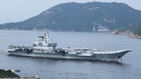 Kapal perusak Type 055 Yan’an milik Angkatan Laut China berlayar memasuki Hong Kong dalam rangka kunjungan militer selama lima hari, Kamis (3/7/2025). REUTERS/Tyrone Siu