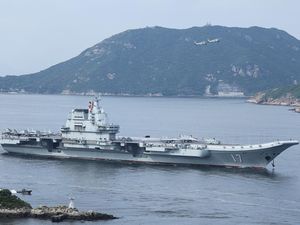 Dua Kapal Perang China Bersandar ke Hong Kong