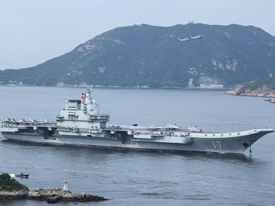 Dua Kapal Perang China Bersandar ke Hong Kong