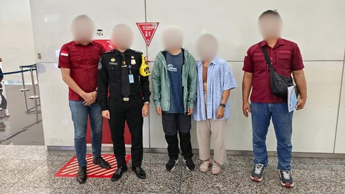 Dua warga Malaysia LAH dan CWK dideportasi melalui Bandara I Gusti Ngurah Rai pada Kamis (3/7/2025). (Foto: Dok. Imigrasi Singaraja)