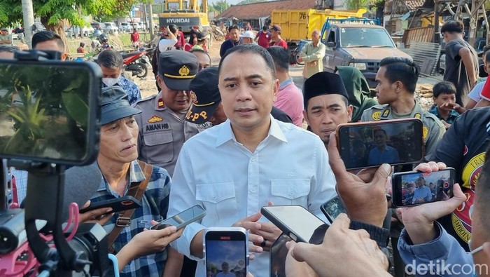 Eri Cahyadi saat penertiban bangunan liar di Jalan Tambang Boyo-Pacar Keling Surabaya untuk pelebaran jalan.