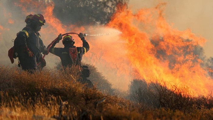 EUROPE-WEATHER/GREECE-WILDFIRE-CRETE Houses are seen near a scorched land, as a wildfire burns near Ierapetra, on the island of Crete, Greece, July 3, 2025. REUTERS/Stefanos Rapanis