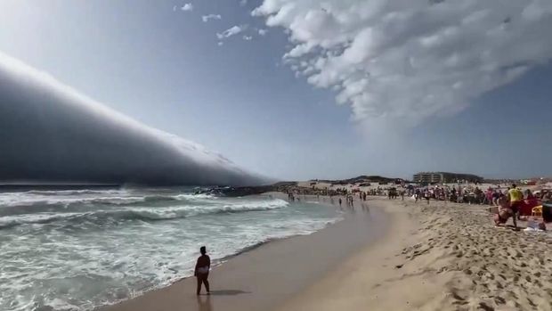 Fenomena roll cloud di wilayah pesisir Portugal