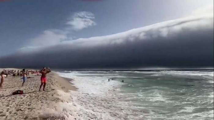 Fenomena roll cloud di wilayah pesisir Portugal