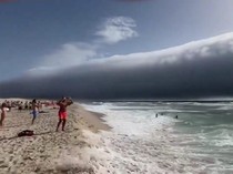 Fenomena Awan Langka Roll Cloud Mirip Tsunami Terlihat di Langit Portugal