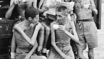 Tentara Inggris setelah dibebaskan dari tahanan Jepang di Singapura, 1945 Foto: Boredpanda