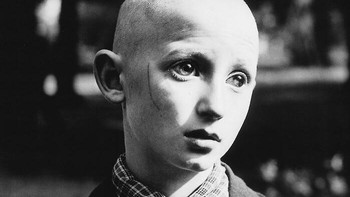 Foto ini adalah potret terkenal dari film Come and See (judul asli: Idi i smotri, 1985), sebuah film anti-perang asal Uni Soviet yang disutradarai oleh Elem Klimov. Anak dalam foto ini adalah Aleksei Kravchenko, yang memerankan tokoh utama bernama Flyora, seorang remaja yang mengalami kengerian Perang Dunia II secara langsung. Foto: Boredpanda