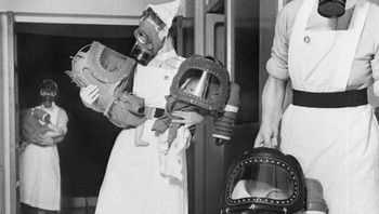 Perawat menggendong bayi saat latihan gas di rumah sakit London pada tahun 1940 Foto: Boredpanda