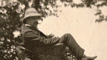 Seorang pedagang Inggris digendong oleh seorang wanita Sikkim di punggungnya. Benggala Barat sekitar tahun 1903 Foto: Boredpanda