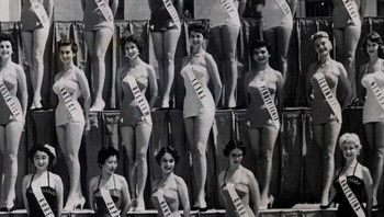 Semua orang tetap tersenyum dan sebagian besar mengabaikan apa yang terjadi setelah Miss Selandia Baru pingsan selama sesi pemotretan sebelum kontes kecantikan Miss Universe dan Miss USA di Long Beach, California, AS pada tahun 1954 Foto: Boredpanda
