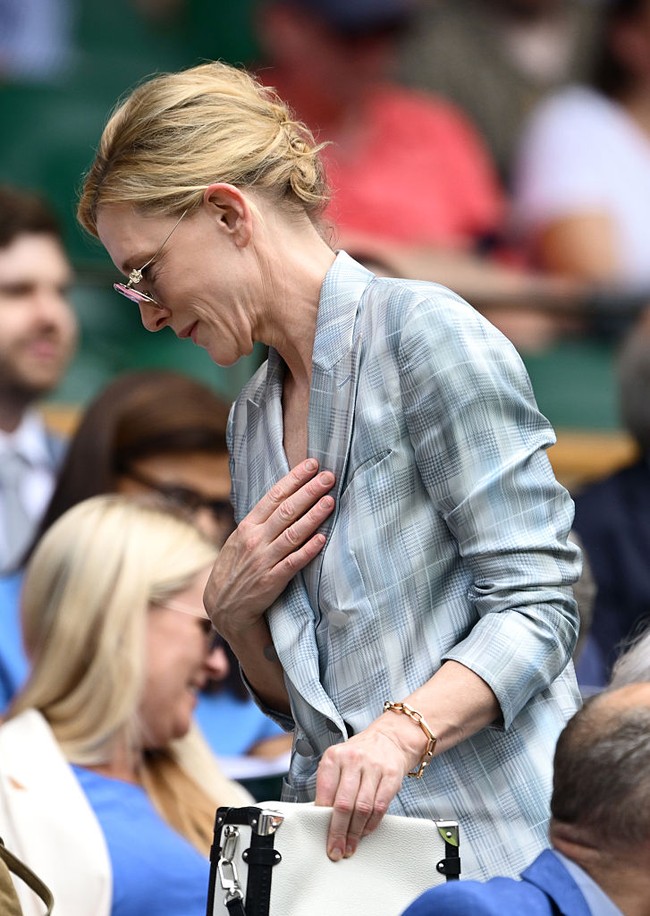 Aktris pemenang Oscar itu berbalut setelan sutra rancangan Giorgio Armani bermotif Prince of Wales check berwarna biru dan putih. Gayanya maskulin tapi tetap feminin dengan padanan sling bag Louis Vuitton. (Foto: Hannah Peters/Getty Images)