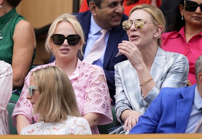 Selain Cate, hadir pula selebriti lain seperti aktris Rebel Wilson, dan atlet NFL Russell Wilson. Cate juga sempat berinteraksi hangat dengan publik. Ia berpose untuk selfie bersama petenis Daria Kasatkina dan pasangannya, Natalia Zabiiako. Foto tersebut diunggah oleh Zabiiako di platform X dengan caption singkat, “Dreams come true,” menunjukkan kekagumannya terhadap sang aktris. (Foto: Jordan Pettitt/PA Images via Getty Images)
