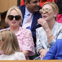 Selain Cate, hadir pula selebriti lain seperti aktris Rebel Wilson, dan atlet NFL Russell Wilson. Cate juga sempat berinteraksi hangat dengan publik. Ia berpose untuk selfie bersama petenis Daria Kasatkina dan pasangannya, Natalia Zabiiako. Foto tersebut diunggah oleh Zabiiako di platform X dengan caption singkat, “Dreams come true,” menunjukkan kekagumannya terhadap sang aktris. (Foto: Jordan Pettitt/PA Images via Getty Images)
