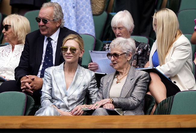 Cate Blanchett menyaksikan Wimbledon 2025 hari kedua, Selasa (1/7/2025), bersama ibunya, June Blanchett. Mereka duduk di Royal Box, area paling prestisius dalam turnamen grand slam tenis bergengsi itu. (Foto: Jordan Pettitt/PA Images via Getty Images)