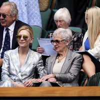 Cate Blanchett menyaksikan Wimbledon 2025 hari kedua, Selasa (1/7/2025), bersama ibunya, June Blanchett. Mereka duduk di Royal Box, area paling prestisius dalam turnamen grand slam tenis bergengsi itu. (Foto: Jordan Pettitt/PA Images via Getty Images)