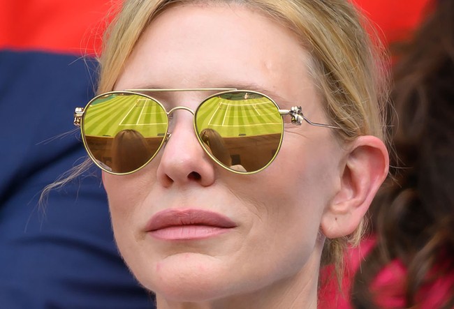Ia melengkapi penampilannya dengan sunglasses model aviator dengan lensa cermin yang memberi kesan futuristis. (Foto: Karwai Tang/WireImage)