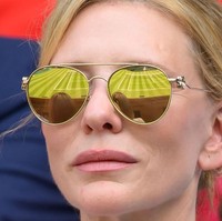 Ia melengkapi penampilannya dengan sunglasses model aviator dengan lensa cermin yang memberi kesan futuristis. (Foto: Karwai Tang/WireImage)