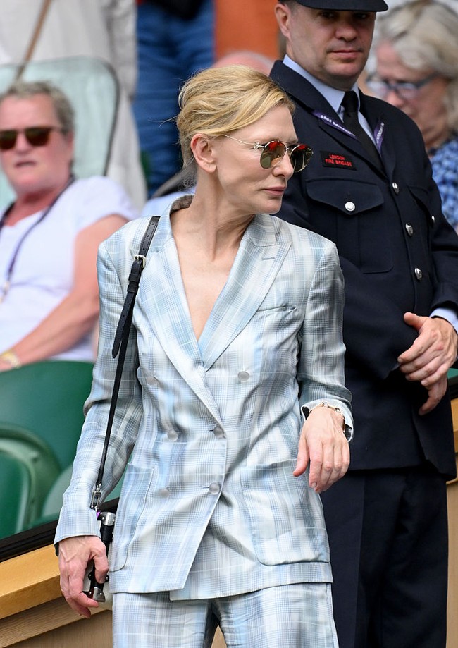 Gelombang panas tengah melanda Eropa, termasuk Inggris. Namun, kondisi tersebut tak menghalangi Cate untuk tampil stylish dengan kreasi elegan dari Giorgio Armani. (Foto: Karwai Tang/WireImage)
