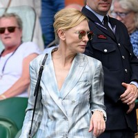 Gelombang panas tengah melanda Eropa, termasuk Inggris. Namun, kondisi tersebut tak menghalangi Cate untuk tampil stylish dengan kreasi elegan dari Giorgio Armani. (Foto: Karwai Tang/WireImage)