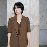 Bintang drama Korea ‘The Glory’ ini memadukan blazer cokelat lengan pendek dengan inner top bernuansa senada plus rok lurus. Kesannya sleek, minimalis, tapi tetap powerful. Potongan blazer yang sedikit longgar membuat look ini terkesan modern. Foto: Instagram/@kyo1122 @michaachannel