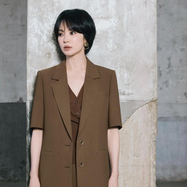 7 Inspirasi Busana Kantor Stylish Ala Song Hye Kyo