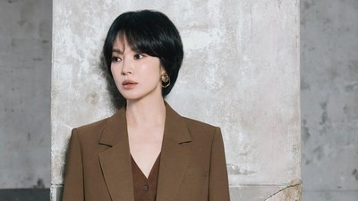 7 Inspirasi Busana Kantor Stylish Ala Song Hye Kyo