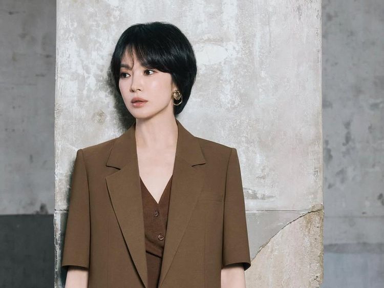 7 Inspirasi Busana Kantor Stylish Ala Song Hye Kyo