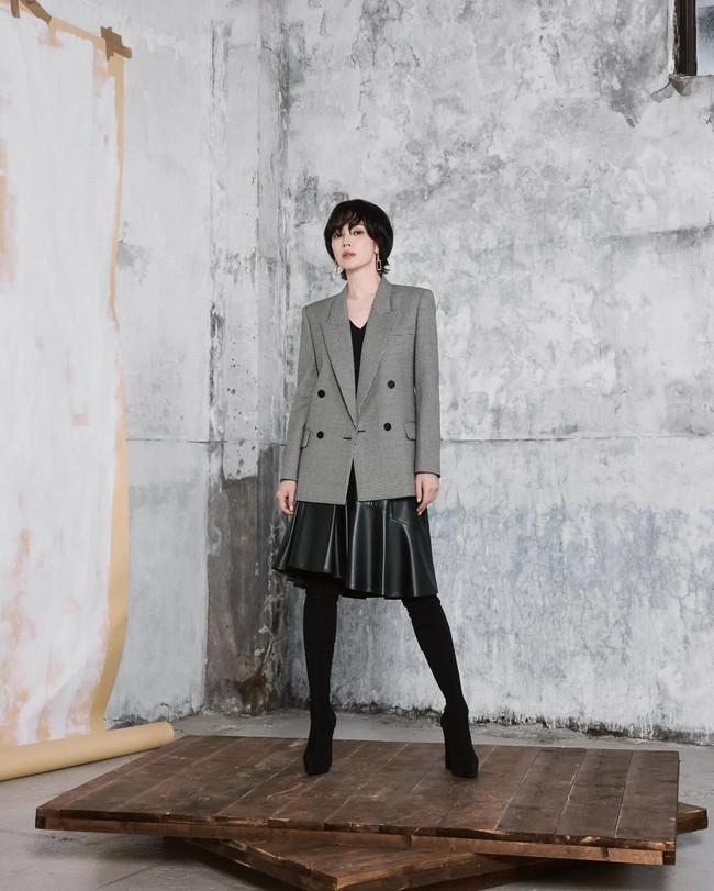 Kalau mau tampil sedikit edgy tapi tetap formal, contek gaya Song Hye Kyo yang memadukan blazer kotak-kotak abu-abu dengan rok kulit berpotongan A-line. She looks fierce yet elegant! Ditambah high boots hitam, gaya ini bikin kamu terkesan seperti boss lady. Foto: Instagram/@kyo1122 @michaachannel