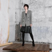 Kalau mau tampil sedikit edgy tapi tetap formal, contek gaya Song Hye Kyo yang memadukan blazer kotak-kotak abu-abu dengan rok kulit berpotongan A-line. She looks fierce yet elegant! Ditambah high boots hitam, gaya ini bikin kamu terkesan seperti boss lady. Foto: Instagram/@kyo1122 @michaachannel