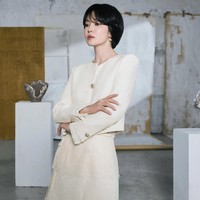 Song Hye Kyo tampil chic sekaligus elegan dalam balutan setelan tweed warna krem ini. Cutting simpel dengan detail kancing gold memberi kesan classy tapi tidak membuat tampilan terkesan terlalu tua. Foto: Instagram/@kyo1122 @michaachannel