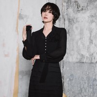 Tampil monokrom dengan busana serba hitam tak selalu membuat penampilan monoton. Song Hye Kyo sukses memadukan blouse dan rok mini hitam aksen layer untuk tampilan lebih formal tapi tetap stylish. Foto: Instagram/@kyo1122 @michaachannel