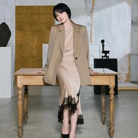 Song Hye Kyo memadukan dress satin nude aksen lace hitam di bagian hem, lalu melapisinya dengan oversized blazer beige. Look ini super stylish karena memadukan kesan feminin dan sedikit sensual, tapi tetap sopan dan wearable ke kantor. Foto: Instagram/@kyo1122 @michaachannel