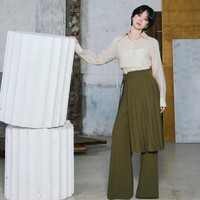 Gaya Song Hye Kyo ini terkesan edgy, fresh dan artsy. Wanita 43 tahun ini memadukan sheer blouse krem dengan inner bertekstur serta celana olive high-waist model pleats. Look ini bikin kamu tampak sophisticated, apalagi jika kantor kamu punya dress code smart casual. Foto: Instagram/@kyo1122 @michaachannel