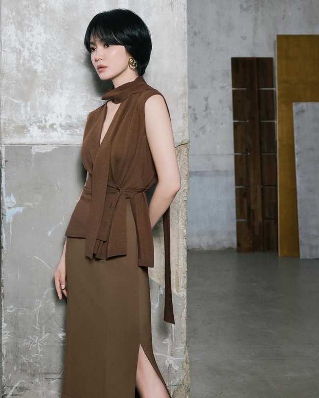 Lewat beberapa penampilannya untuk brand fashion Michaa, Song Hye Kyo menunjukkan cara mix & match busana kantor yang sleek, modern, tapi tetap memancarkan aura profesional. Foto: Instagram/@kyo1122 @michaachannel