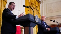 Diketahui, surat yang dimaksud Trump dalam unggahannya itu merujuk pada pemberitahuan resmi AS kepada negara-negara sekutunya besaran tarif yang akan dikenakan Negeri Paman Sam kepada mereka usai jeda 90 hari pengenaan tarif timbal balik yang diberlakukan sebelumnya berakhir. REUTERS/Kent Nishimura
