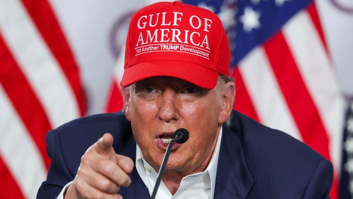 Gegara Masalah Beras, Trump Beri Ancaman buat Jepang U.S. President Donald Trump gestures as he speaks during the opening of a temporary migrant detention center informally known as