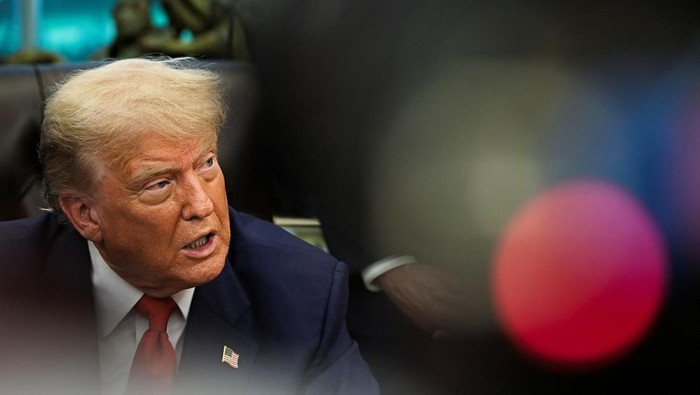 Gegara Masalah Beras, Trump Beri Ancaman buat Jepang U.S. President Donald Trump speaks during a meeting with Democratic Republic of the Congo's Foreign Minister Therese Kayikwamba Wagner and Rwanda's Foreign Minister Olivier Nduhungirehe in the Oval Office at the White House in Washington D.C., June 27, 2025. REUTERS/Ken Cedeno