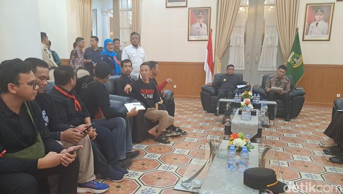 Gubernur Banten Andra Soni menemui massa dari guru yang berdemonstrasi meminta kejelasan soal tunjangan tambahan (Tuta) yang tak dibayarkan. (Arief/detikcom)