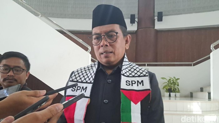 Gubernur Banten, Andra Soni, mengaku diminta Pansus DPRD untuk meningkatkan Pendapatan Asli Daerah (PAD) dengan mengoptimalkan aset Pemprov Banten. (Arief I/detikcom)