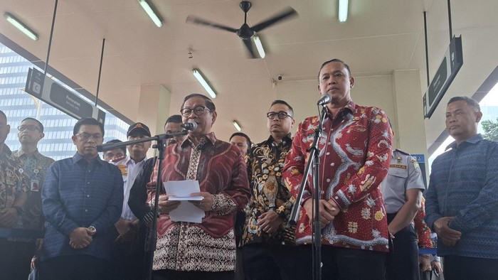 Gubernur Jakarta Pramono Anung  dan Wali Kota Bekasi Tri Adhianto Tjahyono.