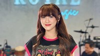 Jodoh tuh benar-benar dari Allah, bukan dari apa yang kita inginkan. Aku kenal dia singkat, tiba-tiba dilamar, menikah. Ya benci jadi cinta, ujar Happy Asmara. (Foto: dok Instagram happy_asmara77)