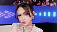 Ditemui di Gedung Trans TV, Jakarta Selatan, kemarin, Happy Asmara menjelaskan mengapa benci dengan Gilga Sahid. Aku sih sempat risi sama dia, karena dia suka manggil-manggil aku di panggung, ujarnya. (Foto: dok Instagram happy_asmara77)