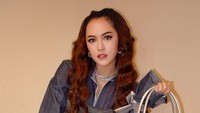 Happy Asmara juga mengaku suka berlama-lama video call dengan Gilga Sahid. Iya tuh suka video call 24/7. Kita sama-sama repot, jadi kalau misalnya nanti siapa yang sudah kelar, bisa jemput. Kita saling menyempatkan dan komunikasi supaya gak miss-lah, tuturnya. (Foto: dok Instagram happy_asmara77)