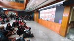 Hasto Disidang, Pendukung Pakai Kaos #HastoTahananPolitik