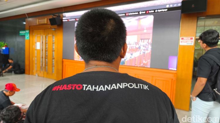 Hasto Disidang, Pendukung Pakai Kaos #HastoTahananPolitik