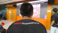 Puluhan pendukung Hasto hadir dalam sidang tersebut, mereka mengenakan kaos hitam dengan tulisan #HastoTahananPolitik.