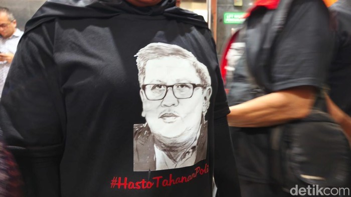 Hasto Disidang, Pendukung Pakai Kaos #HastoTahananPolitik Sekretaris Jenderal PDIP Hasto Kristiyanto menjalani sidang tuntutan terkait kasus dugaan suap pergantian antarwaktu (PAW) Harun Masiku dan perintangan penyidikan di Pengadilan Tipikor Jakarta, Kamis (3/7/2025). Sidang dijadwalkan mulai pukul 09.00 WIB dan dibacakan oleh Jaksa KPK Rio Vernika Putra.