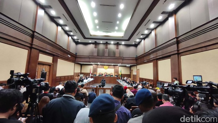 Hasto Disidang, Pendukung Pakai Kaos #HastoTahananPolitik Sekretaris Jenderal PDIP Hasto Kristiyanto menjalani sidang tuntutan terkait kasus dugaan suap pergantian antarwaktu (PAW) Harun Masiku dan perintangan penyidikan di Pengadilan Tipikor Jakarta, Kamis (3/7/2025). Sidang dijadwalkan mulai pukul 09.00 WIB dan dibacakan oleh Jaksa KPK Rio Vernika Putra.