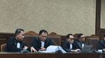 Hasto Disidang, Pendukung Pakai Kaos #HastoTahananPolitik