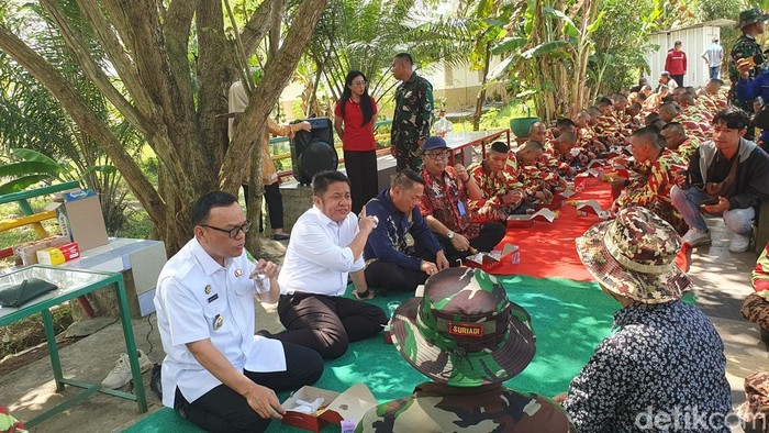 Herman Deru makan siang bersama siswa retret di Bumi Perkemahan Gandus.